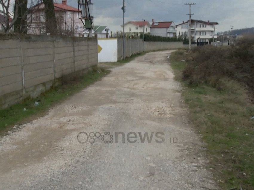 Rruga Azem Hajdari në Kamëz në harresë, banorët kërkojnë që Bashkia të vendosë dorë