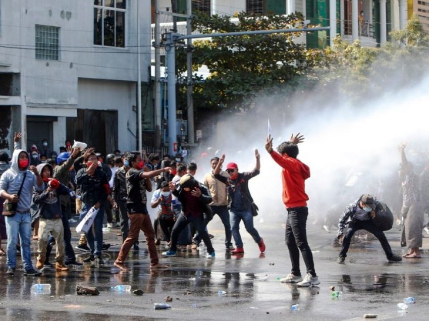 Koreja e Jugut: Dënojmë shtypjen e dhunshme që ushtarët dhe policia përdorin ndaj protestuesve