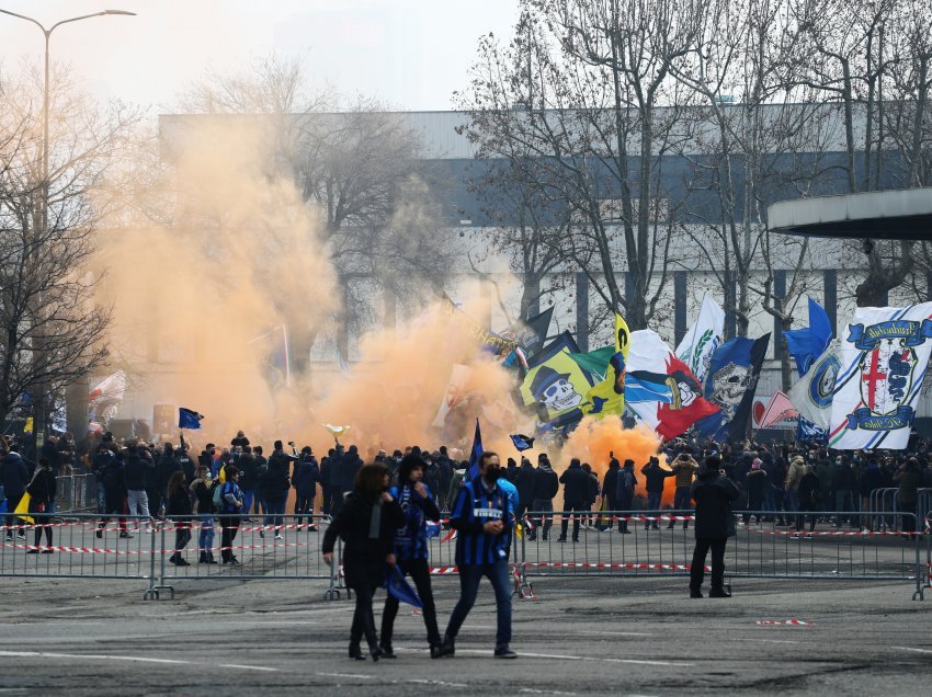 Mijëra tifozë grumbullohen rreth stadiumit