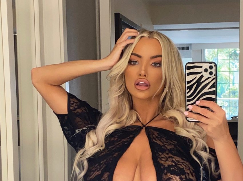 Lindsey Pelas shfaq gjoksin me rroba-larjet e ngushta