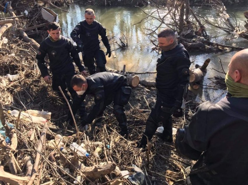 Momenti kur nga lumi nxirret trupi i pajetë i personit të zhdukur