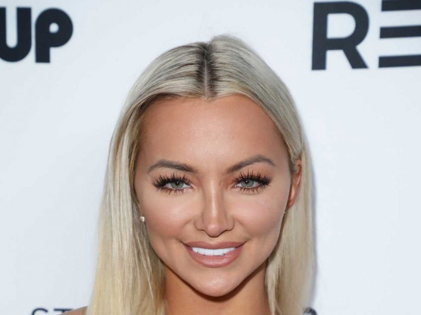 Lindsey Pelas josh ndjekësit duke vënë në pah linjat trupore me veshjen e ngushtë