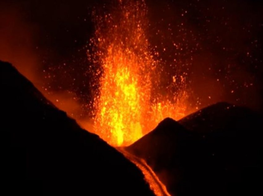 Etna sërish nxjerr llavën, një shpërthim i tillë i vullkanit nuk është parë prej dekadave