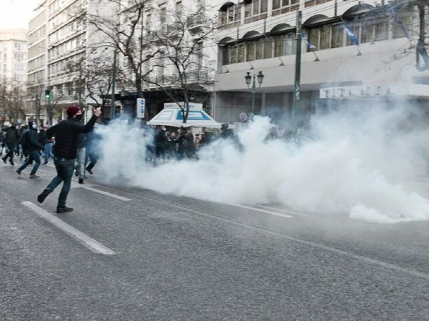 Dolën për të kërkuar ndryshimin e kushteve të burgut për terroristin, protestuesit përplasen me policinë