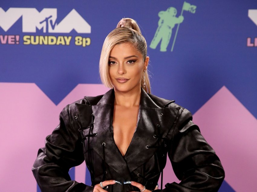 Bebe Rexha pozon joshëse në të zeza teksa tregon reçipetat