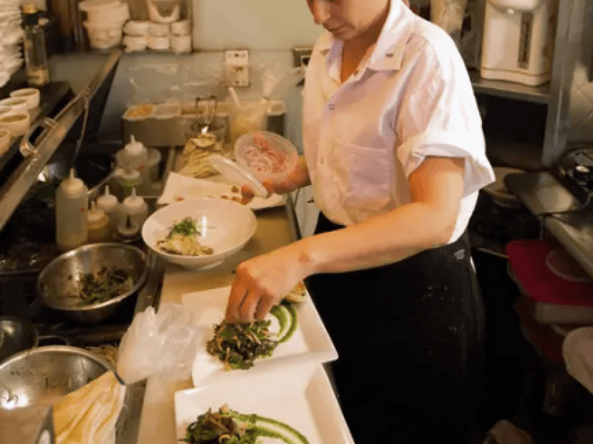 Shefi i restorantit në Gjakovë e rrah kuzhinieren, e akuzoi për… 