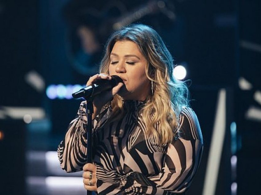 Kelly Clarkson zbulon se ka shkruar 60 këngë, pasi u lëndua nga divorci