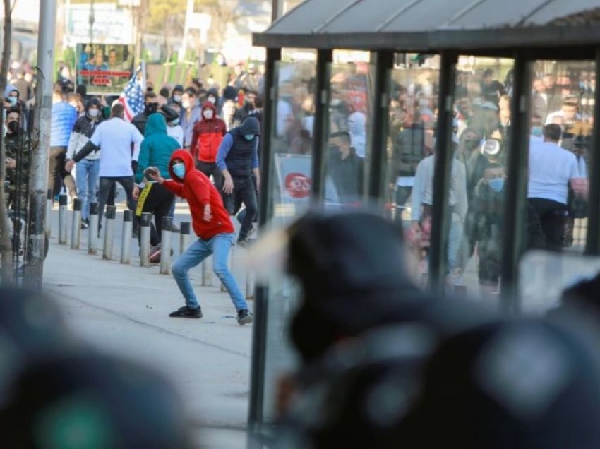 Përplasje mes policisë dhe protestuesve në Shkup, ja çka shkruan VOA