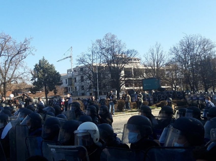 Përplasje në mes protestuesve dhe Policisë në protestat për “Monstrën”, ka edhe të lënduar