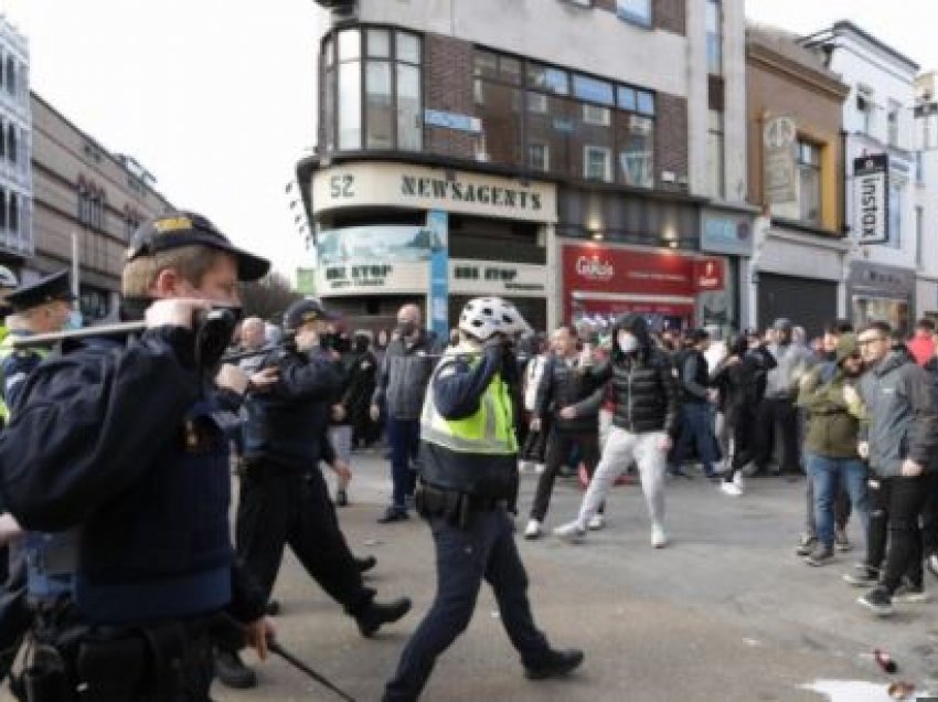 Protesta të dhunshme në Irlandë kundër masave anti-Covid, plagosen tre policë, njëri shtrohet në spital