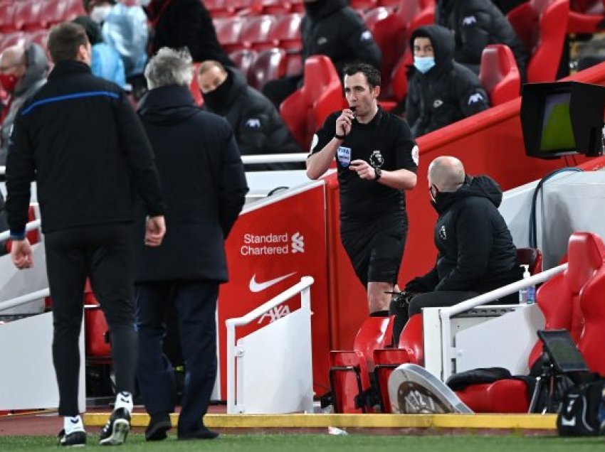 Premier League, arbitrat do të “paguajnë” për gabimet e tyre