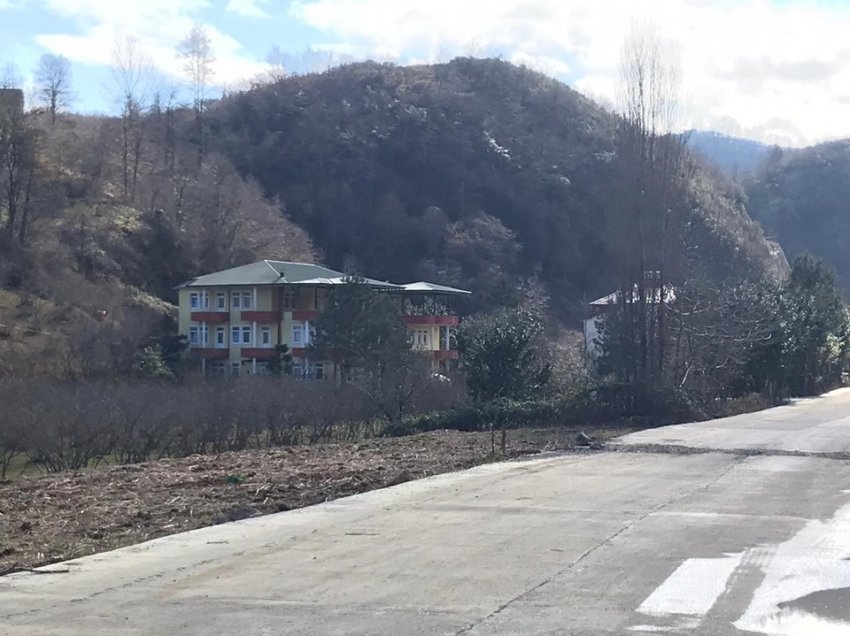 Banorët infektohen pasi morën pjesë në një varrim, karantinohet gjithë lagjia, policia në gadishmëri