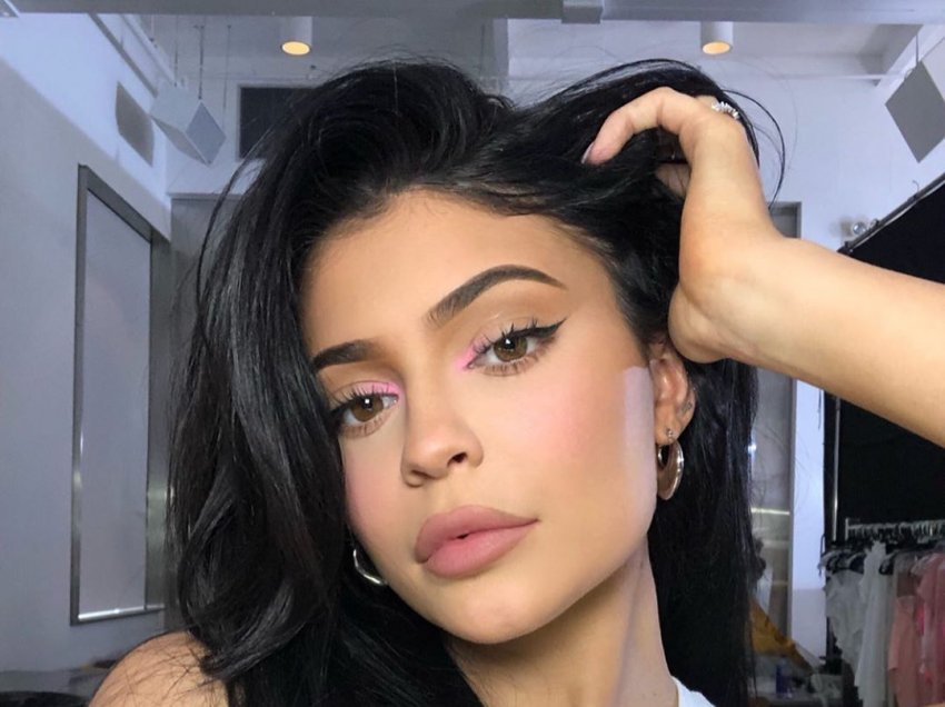 Kylie i bën grimin Kourtneyt teksa i referohen vetes si ‘më të veçantat’ e familjes