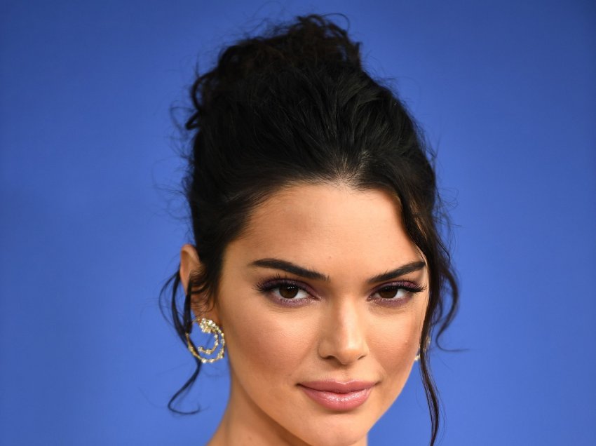 Kendall Jenner sërish përdor ‘photoshop’ në fotografi, fansat nuk janë të kënaqur me sjelljen