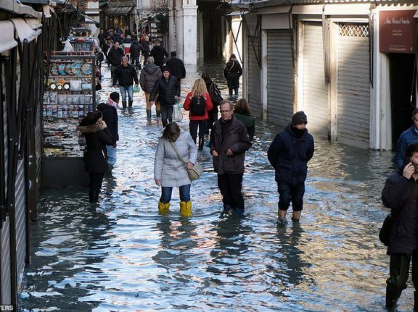 Çfarë po ndodh? Pas përmbytjeve katastrofike, kanalet në Venecia 'zbrazen’ nga uji