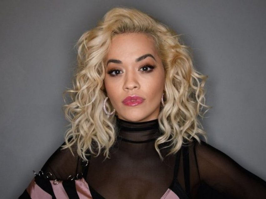 Rita Ora uron vitin e ri 2021 përmes këtyre fotografive