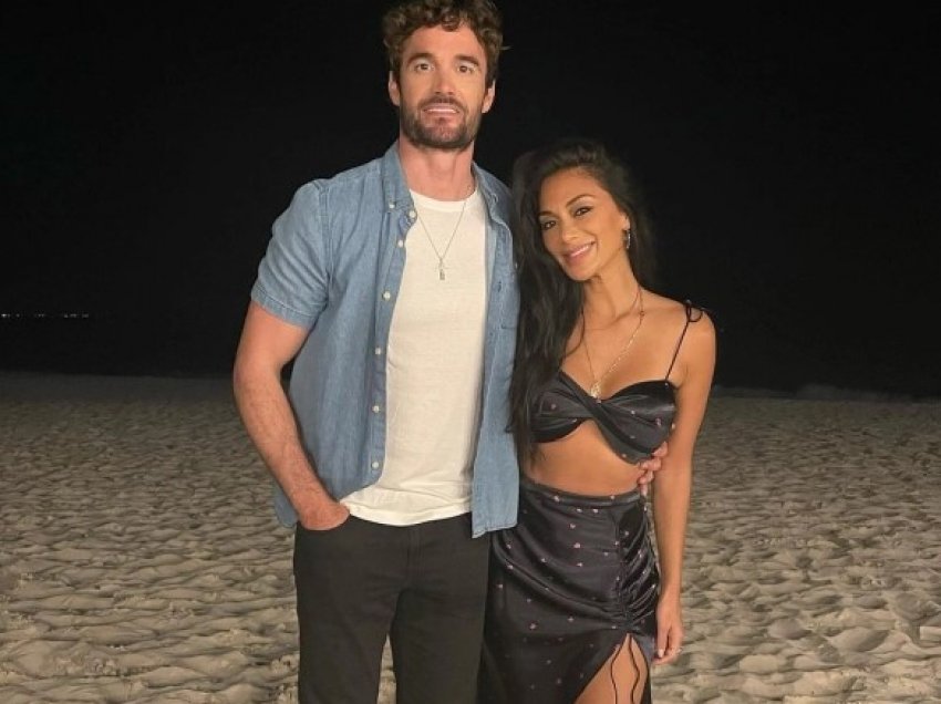 Nicole Scherzinger dhe Thom Evans festuan në një plazh ekzotik