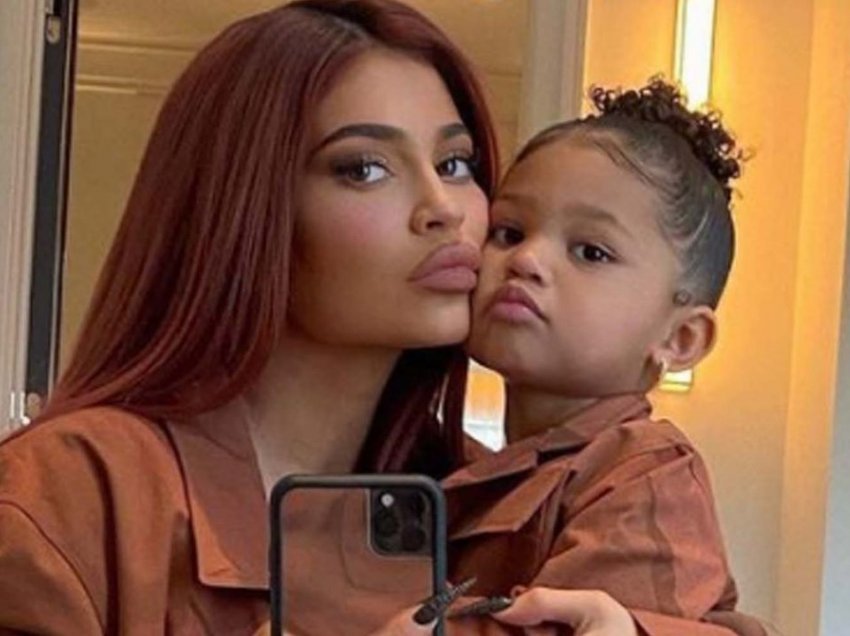 Kylie Jenner mahnit me videon e Stormi-t 2-vjeçare duke skijuar