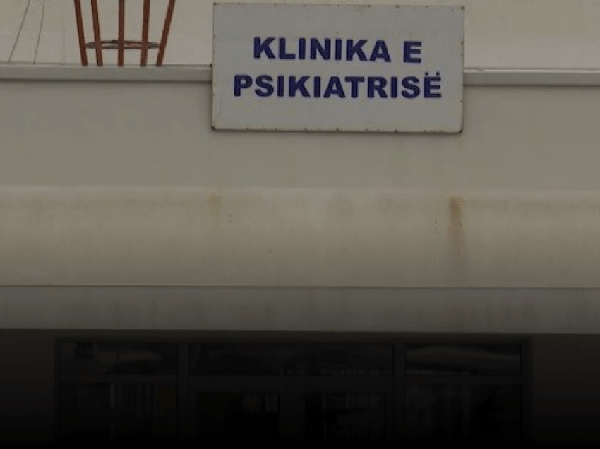 Policia me zjarrfikësit, parandalojnë një person të kërcejë nga kulmi i Klinikës Psikiatrike