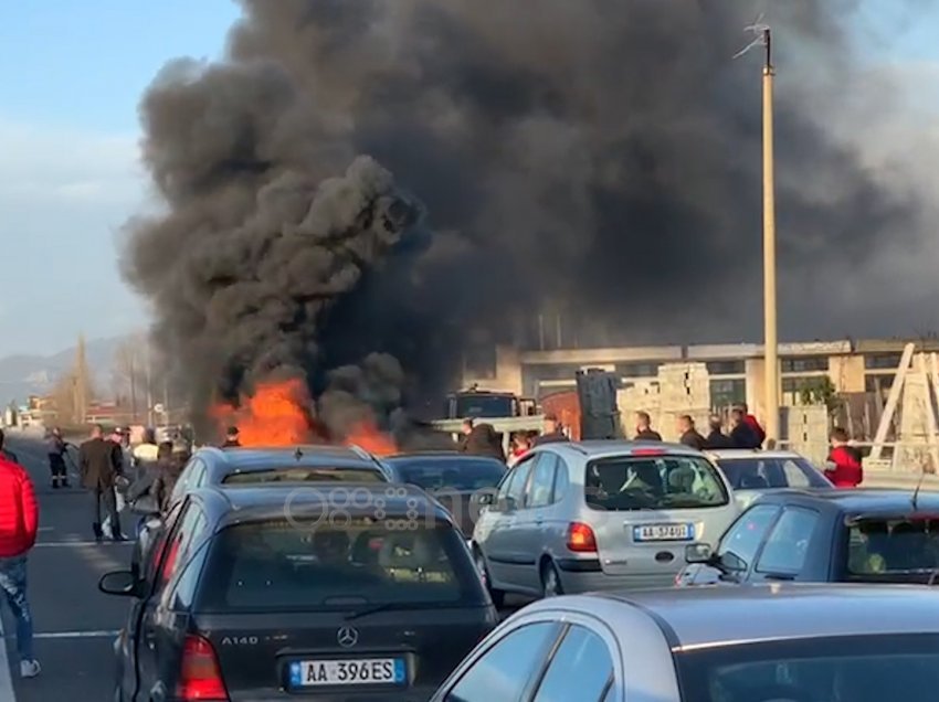 Përfshihet nga flakët automjeti pranë mbikalimit të Laçit