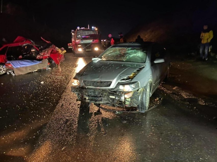 Mjekësia Ligjore e largon trupin e pajetë të viktimës që vdiq në aksidentin në Arllat 