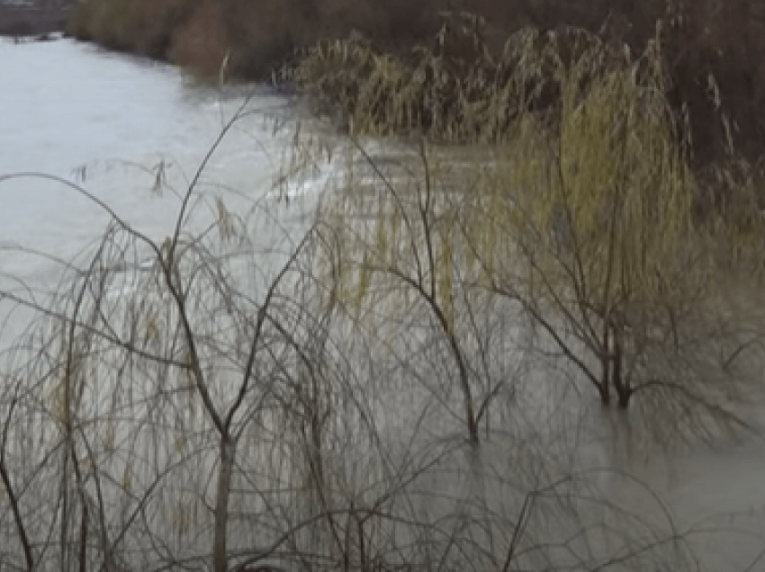 Lumi Kir “po merr hak”/ I devijoi shtrati nga inertet, rrezikon shembjen e shtëpive