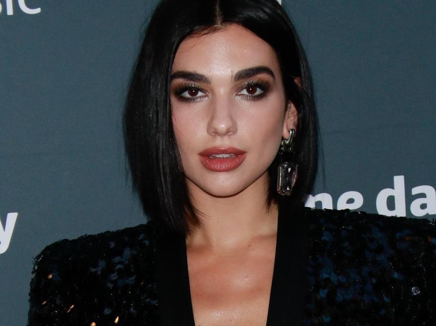 “Duke e filluar 2021 si një kameleon i vërtetë”, Dua Lipa bëhet bjonde me flokë të shkurtër për “Vogue”