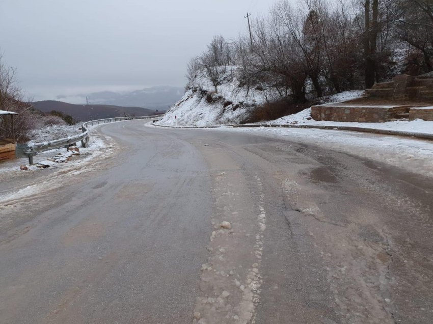 Si është gjendja e akseve rrugore pas reshjeve të borës në juglindje të vendit