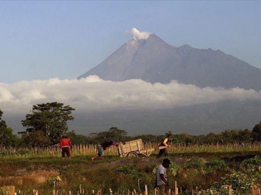 Indonezi, shpërthen mali Sinabung duke hedhur hirin 1.000 metra lartë