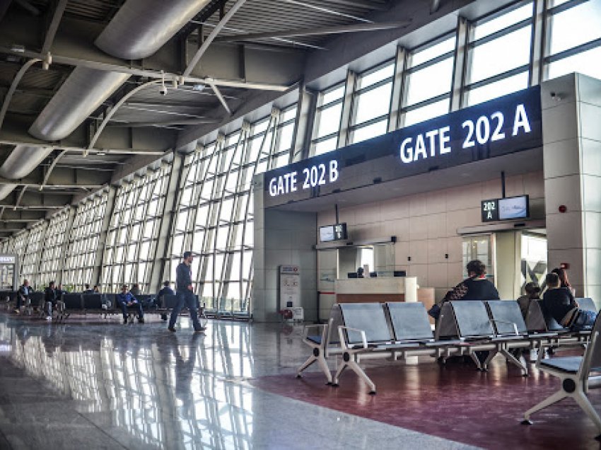 Në aeroportin e Prishtinës në 2020-ën, 50% më pak fluturime dhe udhëtarë