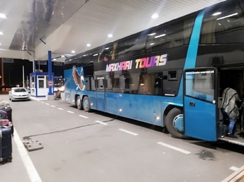 Doganierët serb në Batrovc në autobusin nga Kosova zbuluan “bunker” që përdorej për kontrabandë me cigare