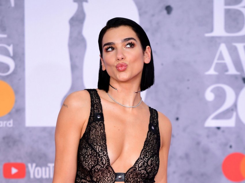 Si kurrë më parë! Dua Lipa shfaqet me flokë të shkurtër dhe bionde në kopertinën e revistës së famshme