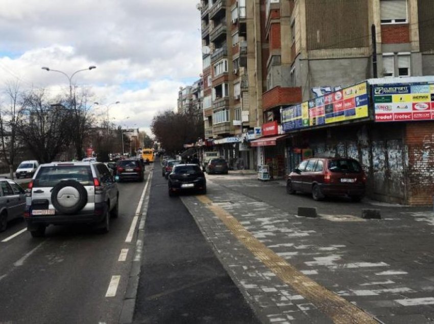 Trotuaret e rinj, parking për vetura