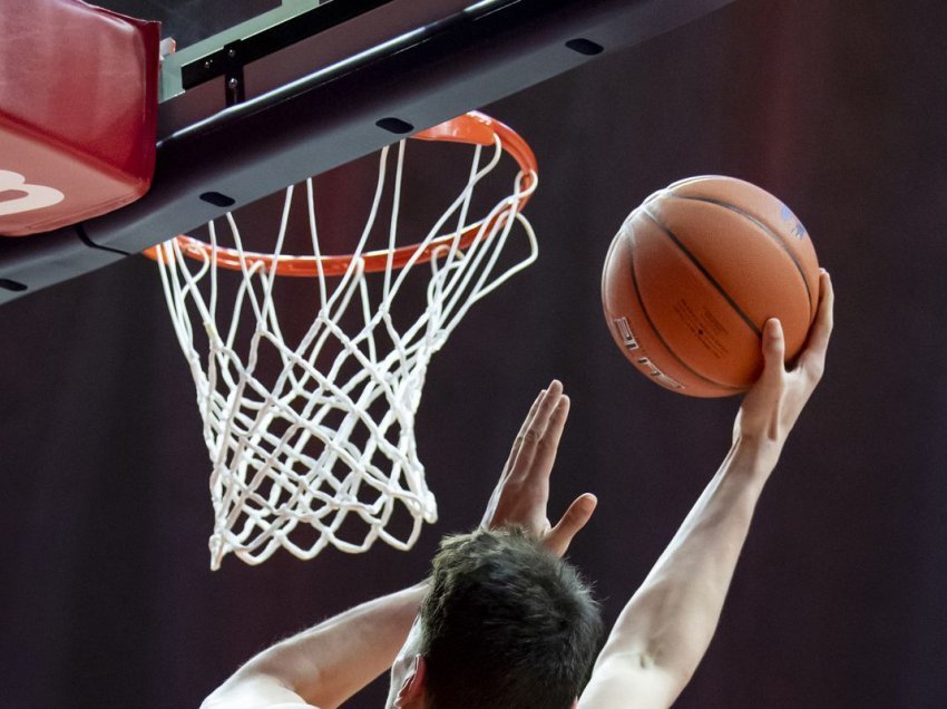 Turpi që po mbulon qytetin e Ferizajt, nuk ka basketboll! Të rinjtë pyesin...Koshat në ‘muze’!