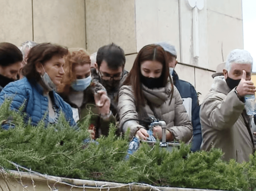 Dita e ujit të bekuar,  ceremoni me pak besimtarë në kishën Katedrale të Tiranës