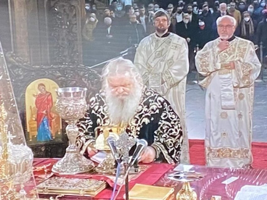 Liturgji për Krishtlindje pa Maska, pa Distancë, pa respektim të Protokolleve