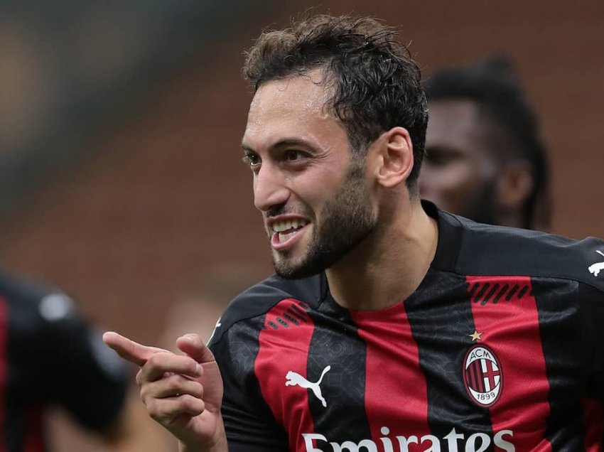 Çalhanoglu takohet me bordin e Milanit, rriten shpresat që turku të qëndrojë 