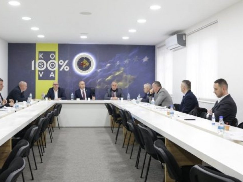 Haradinaj i mbledh anëtarët e partisë, flasin për zgjedhjet