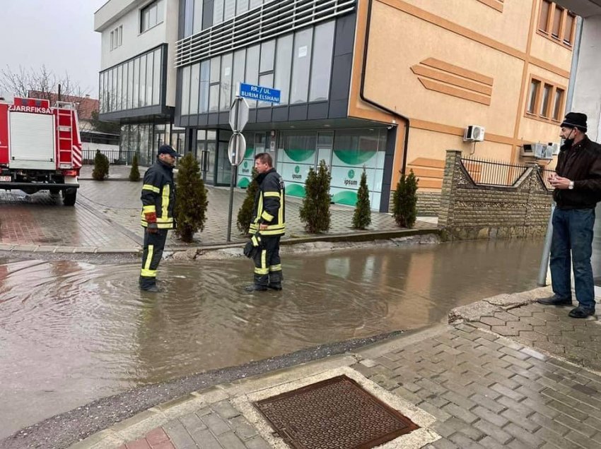 Vërshohet edhe Suhareka nga reshjet e shiut, Muharremaj thotë se do të veprojnë brenda kapaciteteve