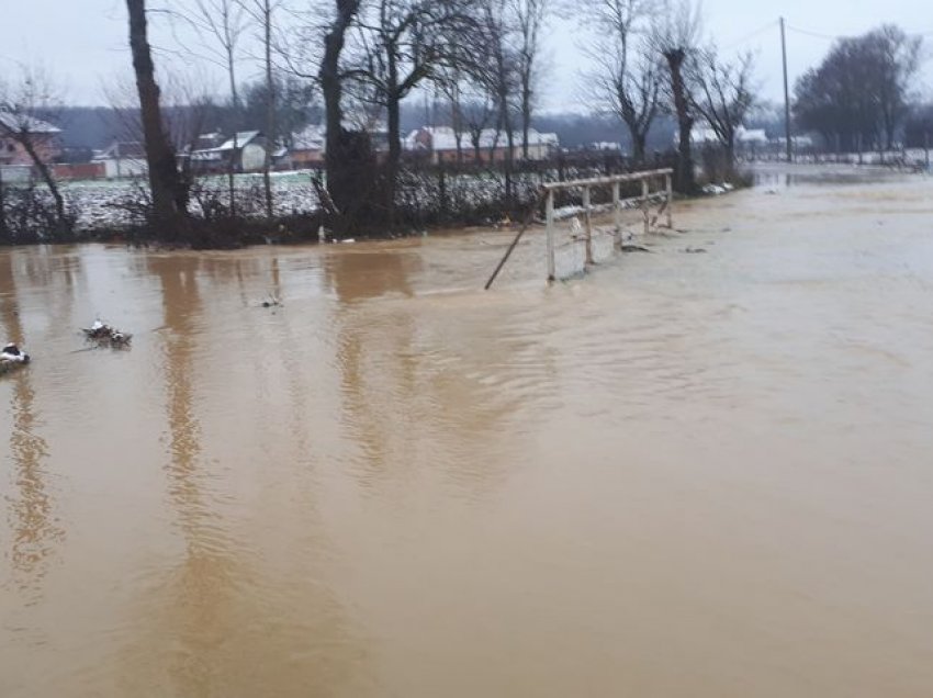 Përmbytet lagjja e Avdulla Hotit 