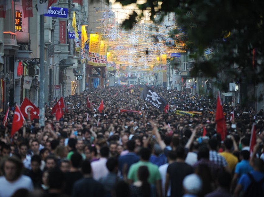 Turqia autorizon policinë të përdorë armë luftarake kundër protestuesve