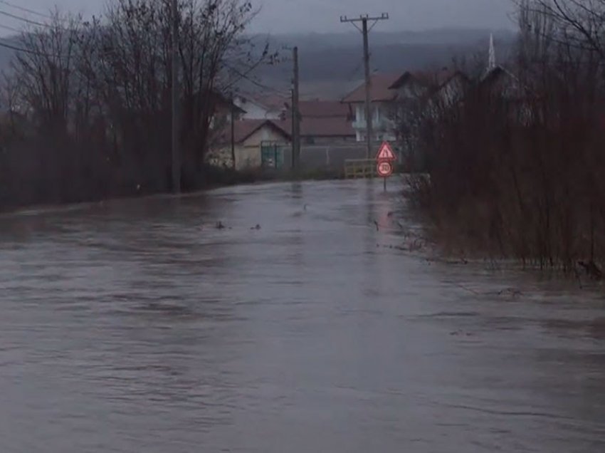 Qeveria jep detaje për komunat e përmbytura, bën thirrje që të evitohen lëvizjet nëpër rrugë