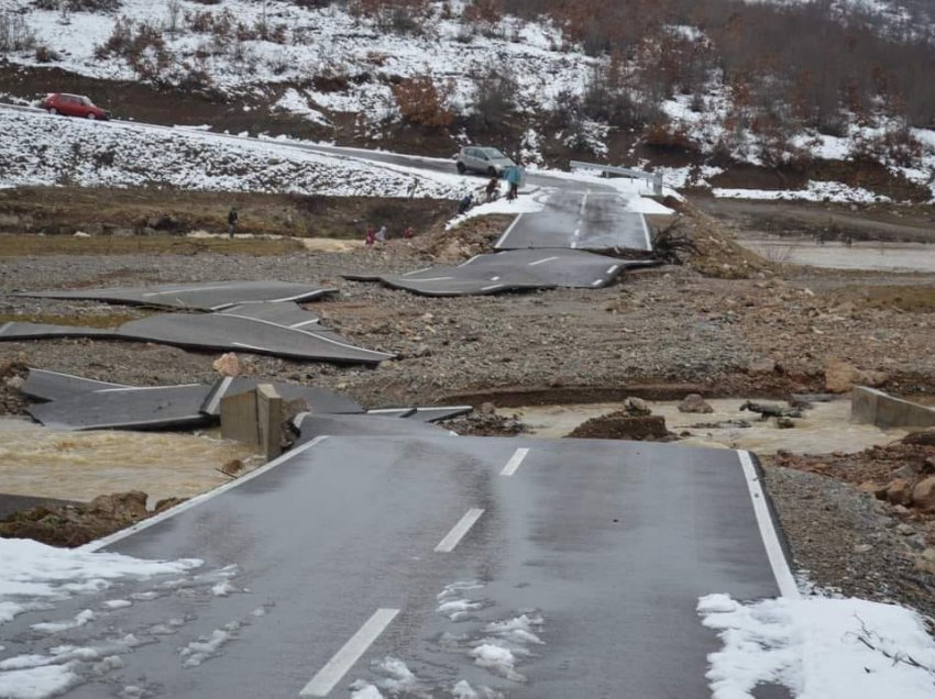 Asfalti që u bë copë nga vërshimet u ndërtua në prill të 2020-ës – MI hedh përgjegjësinë e mbikëqyrjes në Komunën e Klinës