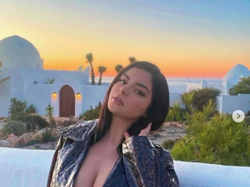 Demi Rose në fokus gjoksin e formësuar me veshjen prej lëkure