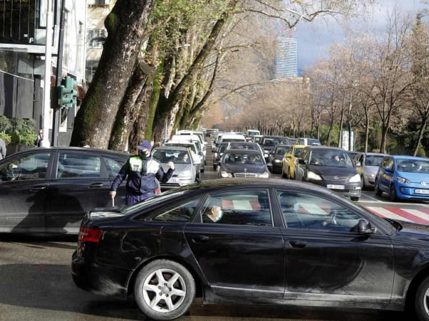 Shqiptarët preferojnë 'Benz'-in, INSTAT jep të dhëna mbi mjetet rrugore në Shqipëri