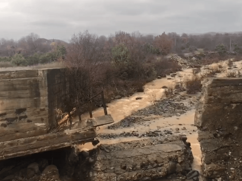 Pamjet e frikshme! Lezhë, shembet ura në fshatin Kalivaç