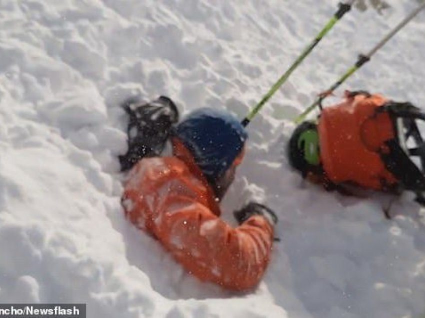 Momenti kur orteku i borës i zë katër alpinistë