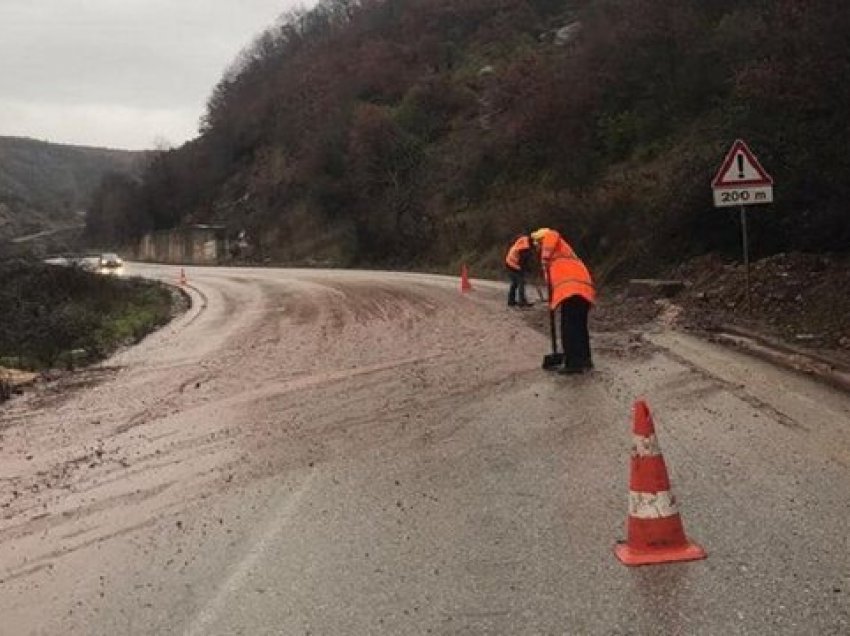 Situatë jo problematike në Elbasan/ Rënie gurësh e inertesh në Pishkash e aksin Gramsh-Moglicë