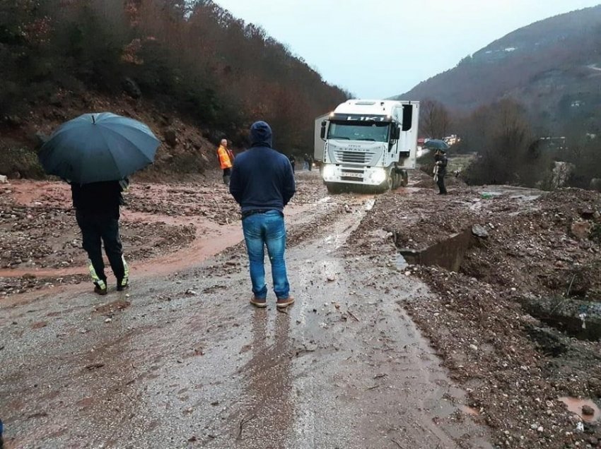 Rëshqitje dheu e rënje gurësh në rrugët e Qarkut Elbasan