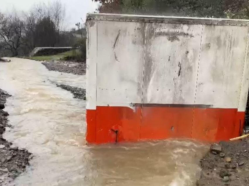 Në Troshan përroi rrezikon banesat, uji i rrëmbyeshëm merr përpara kontejnerin 5 ton